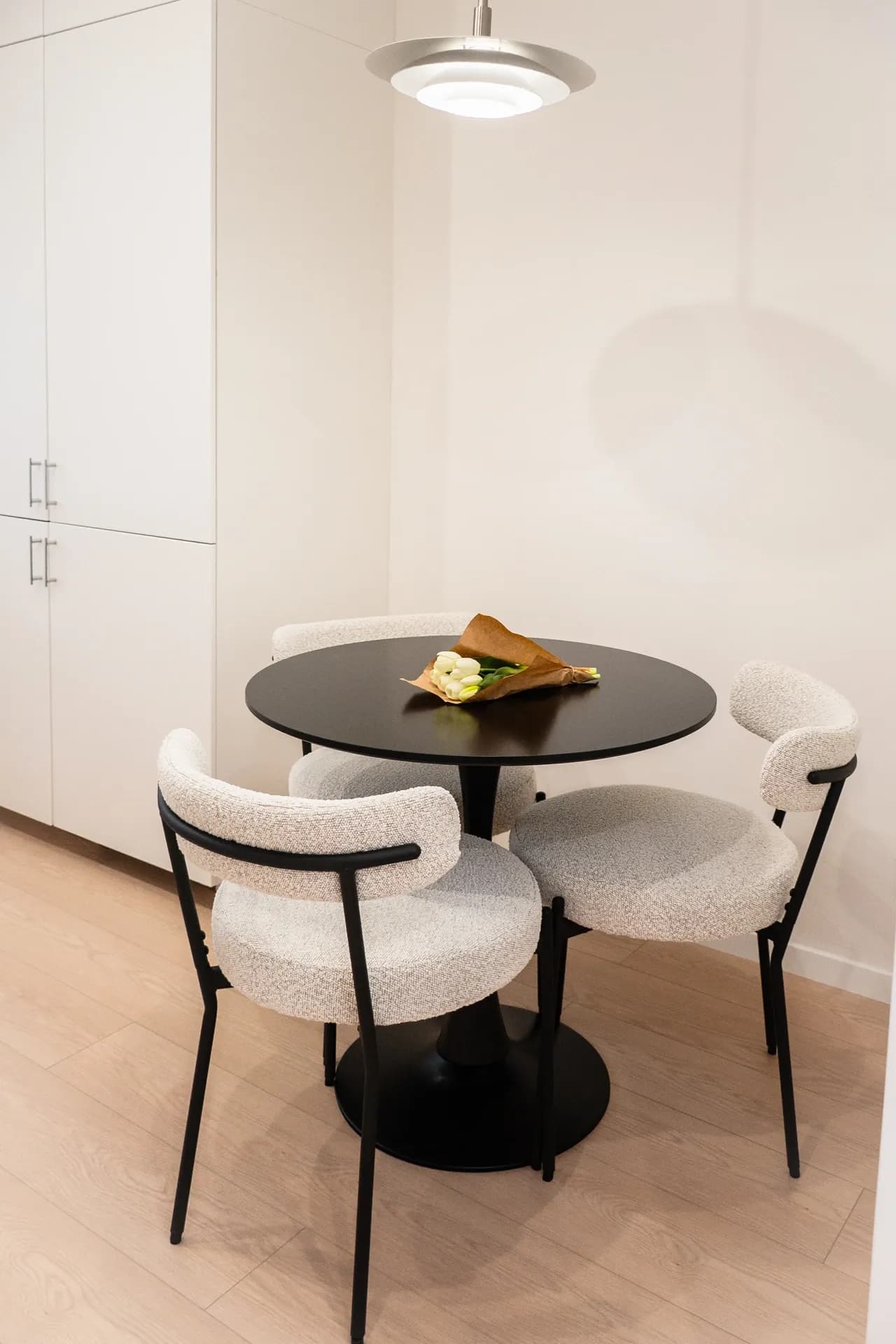 masa rotunda negru scaune boucle bucatarie