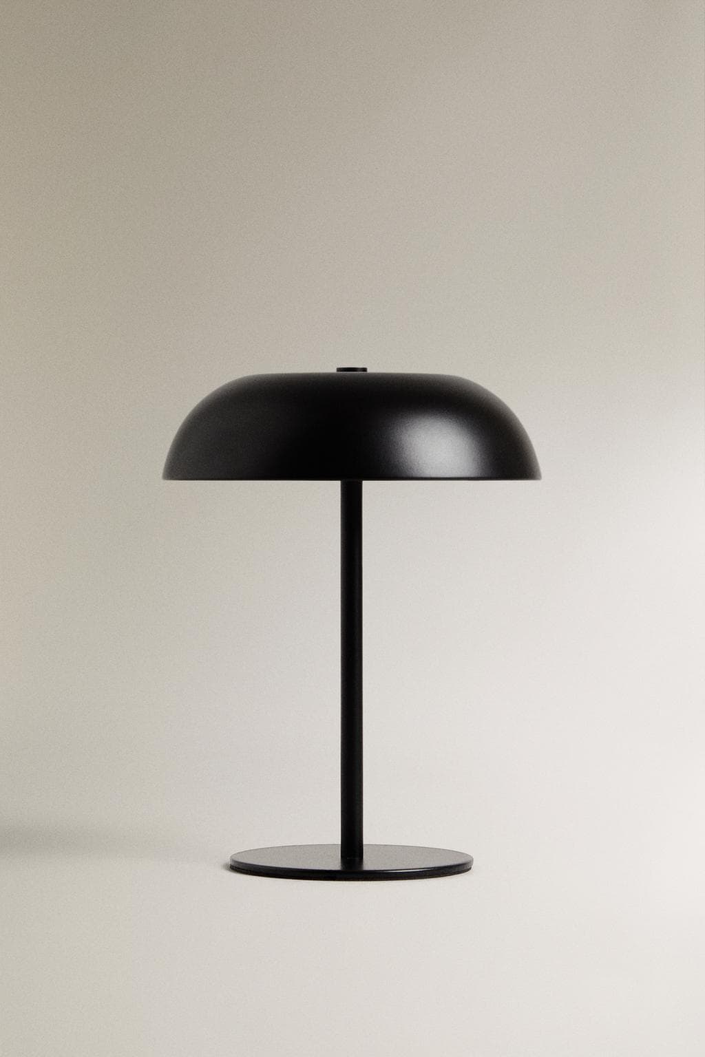 Lampa neagră fără fir de pe noptiera din Plopilor 26
